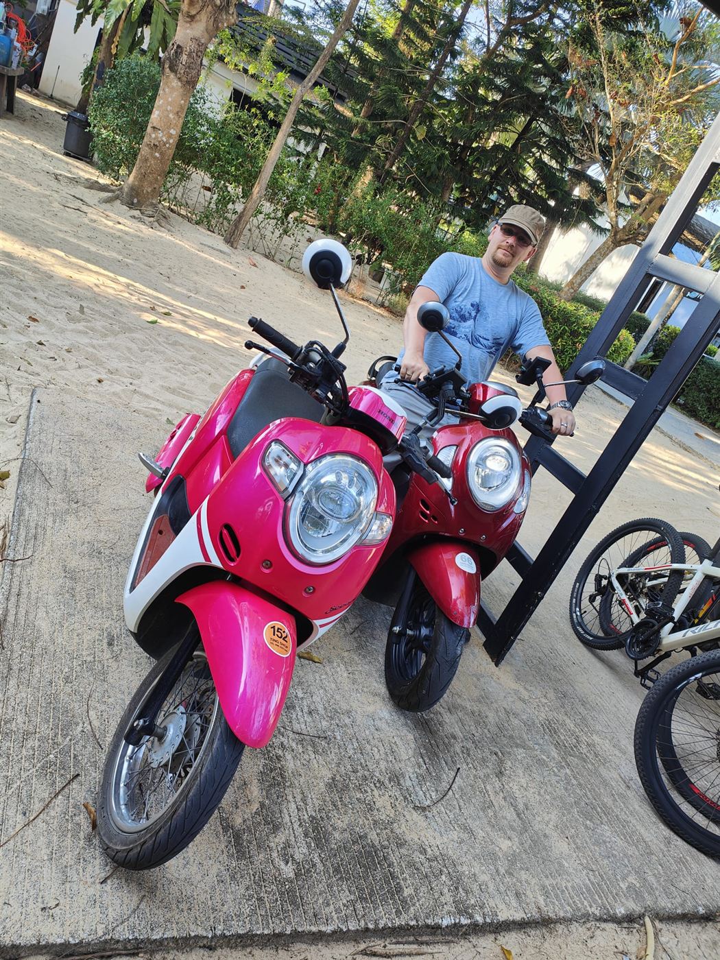 Pinke Mopeds auf Koh Phayam